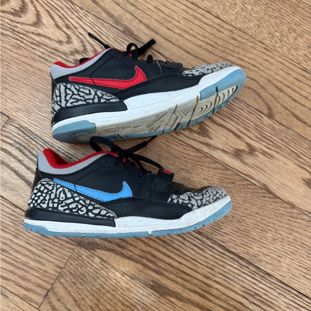 Boys Jordan low top sneakers size 13 - Picture 2 of 5